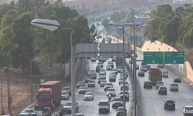 التحكم المروري : انقلاب سيّارة على أوتوستراد إميل لحود
