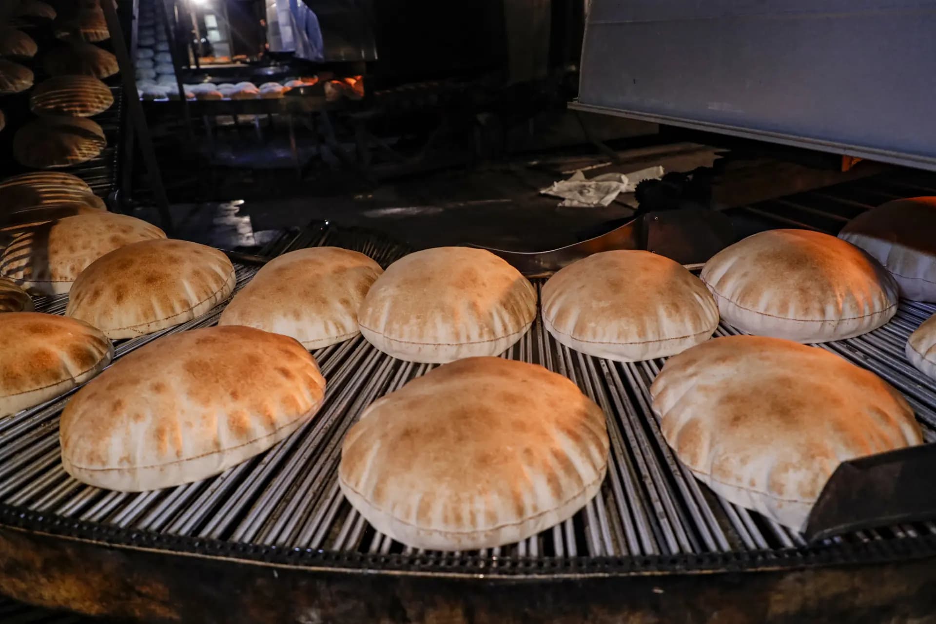 لهذا السبب انخفض سعر ربطة الخبز