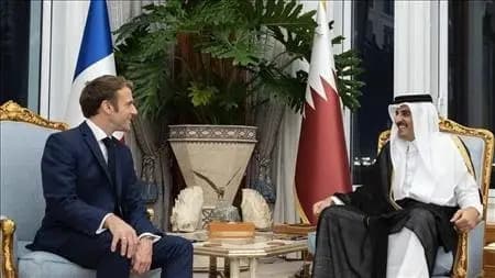 أمير قطر يستقبل ماكرون.. والأوضاع في غزة على طاولة البحث