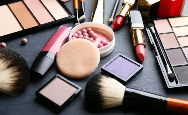 ما علاقة مستحضرات التجميل بتأخّر الحمل؟