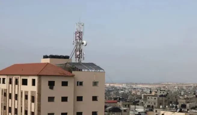 بعد انقطاع 3 أيام.. عودة جزئية للانترنت والاتصالات في غزة