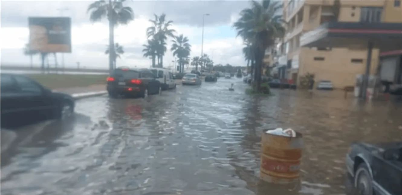 الأمطار تحول الطرق في صيدا الى مستنقعات