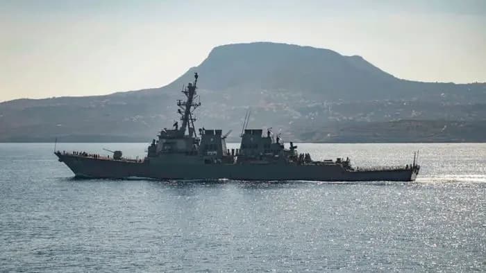 البحرية البريطانية تتلقى تقريرًا عن حادث قرب ميناء الحديدة