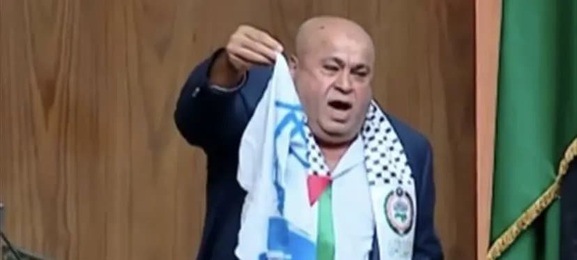 نائبٌ عربيٌّ يحرقُ علم "الكيان" ويدوسُ عليه
