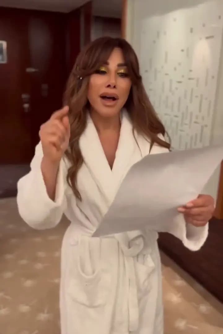 نجوى كرم بـ "روب الاستحمام"