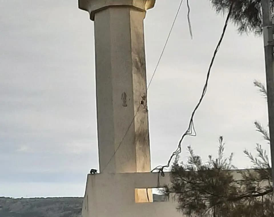 العدو يستهدف مسجدًا في العباسية