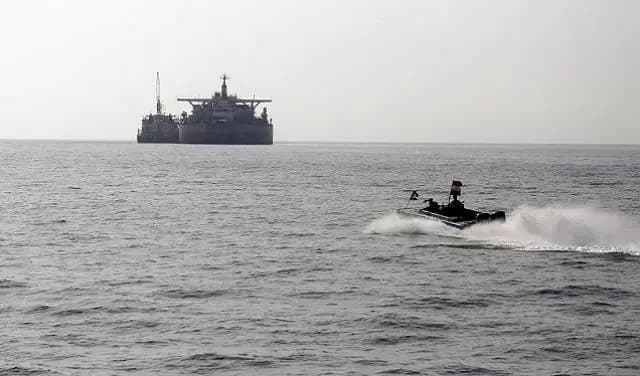 حادث جديد.. طائرة مسيرة تستهدف سفينة جنوب شرق عدن