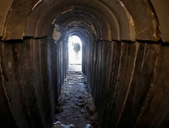 في حبّ "الأنفاق"