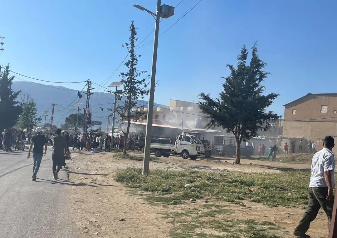 حريق مخيم للنازحين السوريين على طريق غزة-المنصورة