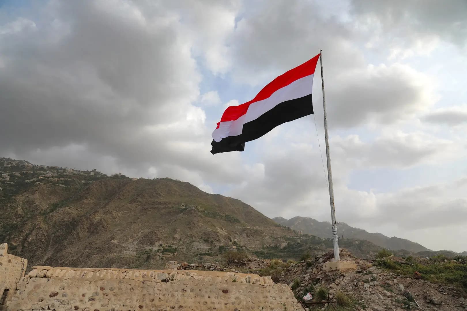 "حتى رفع الحصار".. القوات اليمنية: لن نتردّد!