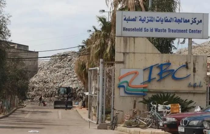 حادث مأسوي.. هذا ما حصل مع عامل في معمل فرز النفايات