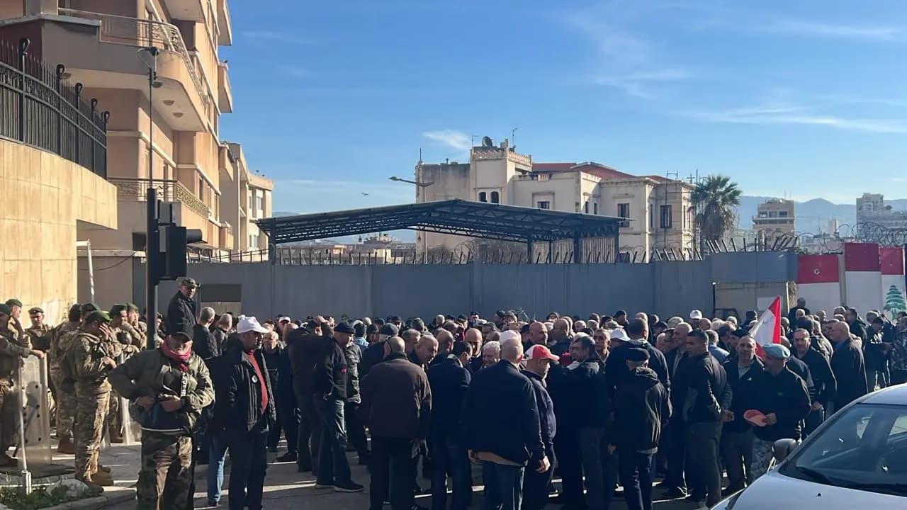 العسكريّون المتقاعدون يقفلون الطرقات المؤديّة إلى السرايا
