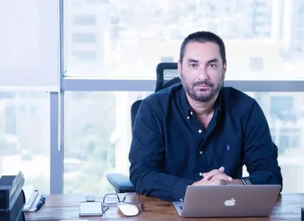 "حديد مكسور وكراسي مكسورة".. الصادق يهاجم إدارة المطار!
