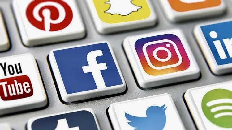 كيف تساهمُ مواقعُ التواصلِ الاجتماعي في تحسينِ الظروفِ المعيشية؟