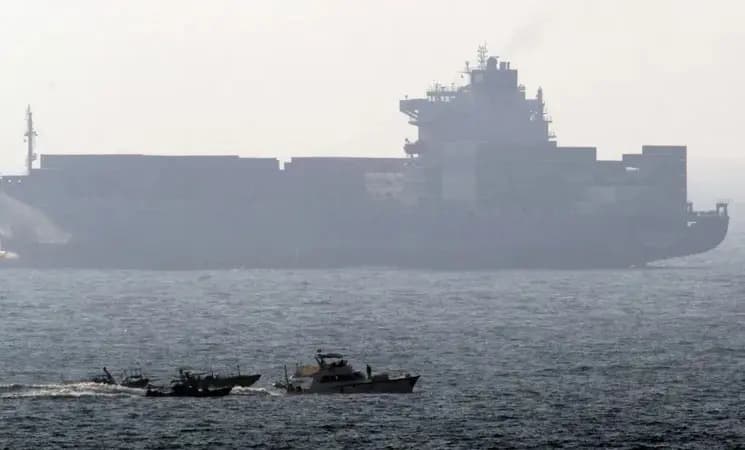 حادث استهداف قبالة شاطئ عدن