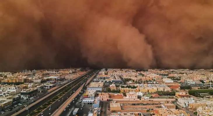 العاصفة الرملية تضرب الرياض
