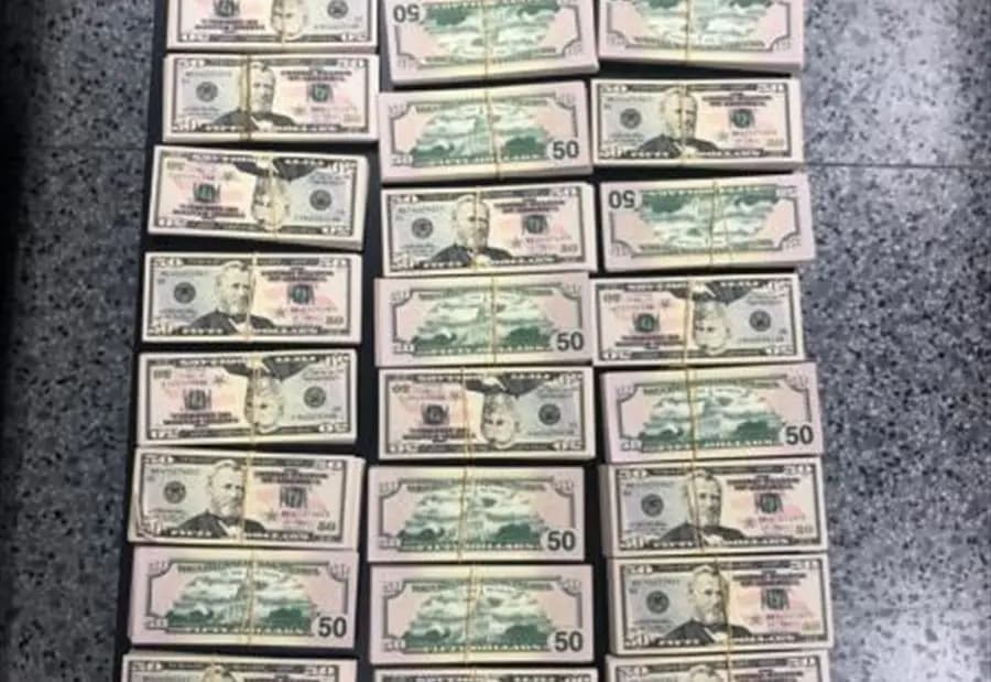 ! إحباط عملية تهريب مبلغ كبير من "الدولارات" عبر المطار