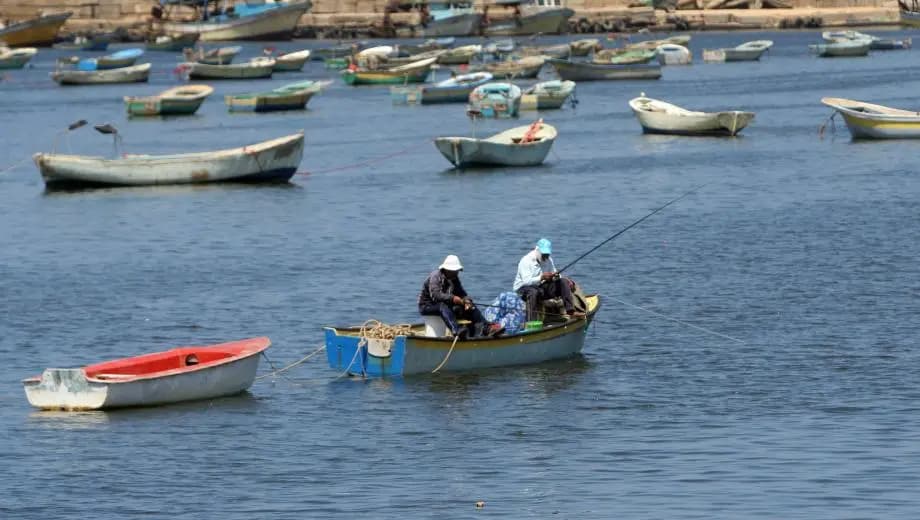 العدو الاسرائيلي يعتقل صيادين اثنين من بحر غزة
