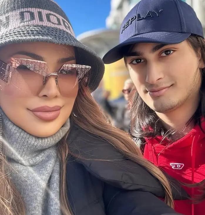 ظهور نادر لابن نوال الزغبي مع والدته