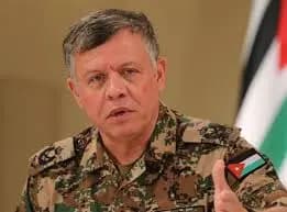 بالصور: ملك الأردن يشارك بإنزال المساعدات في غزة
