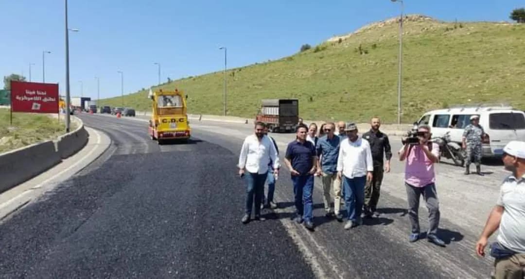 باشرت وزارةُ الأشغالِ العامةِ والنقل بتزفيتِ طريقِ ضهر البيدر بإشرافِ وحضورِ وزير الأشغال الدكتور "علي حمية"