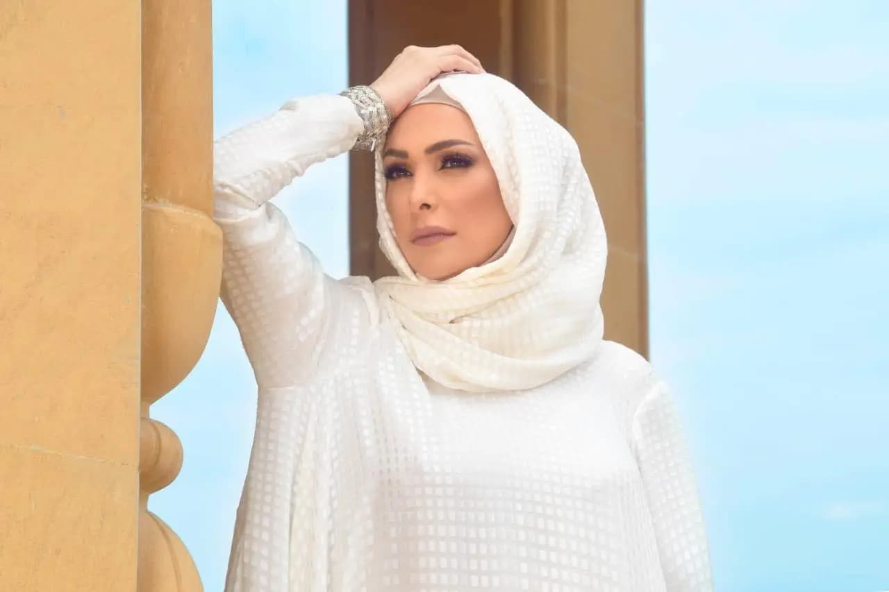 بالصورة: "أمل حجازي" تخلع الحجاب و تعود للغناء