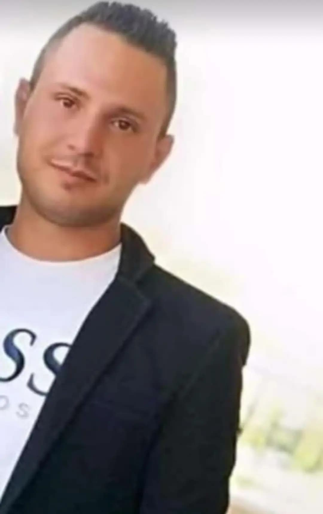 العسكري المدعو ع.أ.ق. يعمل في مجال الصيرفة، وتم سلبه حقيبة كان يحملها قبل قتله