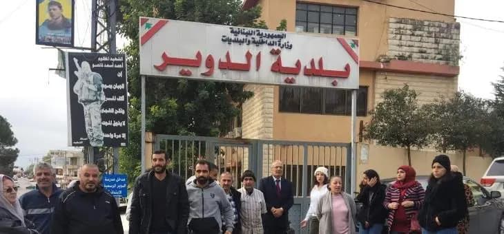 في الدوير.. ضرب وتهديد وإشعال نيران في مبنى البلدية