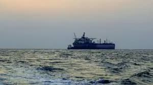 الحوثيون يستهدفون سفينة في خليج عدن.. ماذا عن الإصابات؟