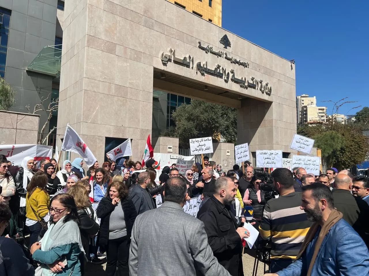 اعتصام متعاقدي اللبنانية.. والتفرغ والعقبات