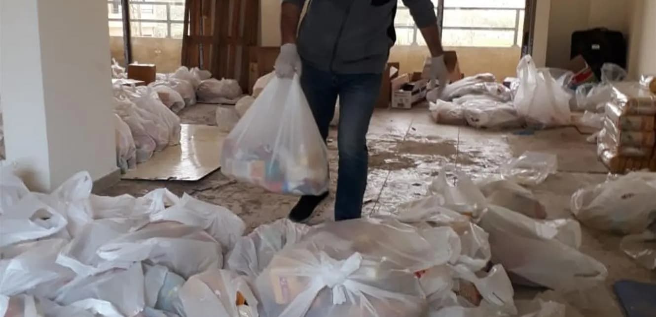 في الدامور.. توزيع حصص تموينية على النازحين اللبنانيين