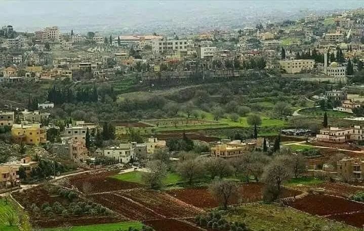 بالصورة: صاروخ معادٍ يسقط في باحة منزل في ميس الجبل