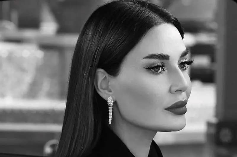 بصورة مؤثرة.. سيرين عبد النور تودع والدتها