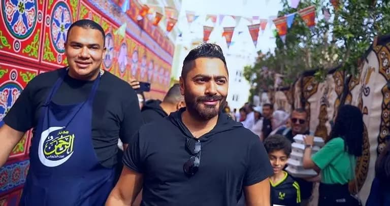 بالصور- تامر حسني يشارك في إعداد وتوزيع وجبات الإفطار