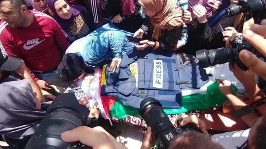 قوات الاحتلال تعتدي على جنازة الصحافية الفلسطينية الشهيدة غفران وراسنة