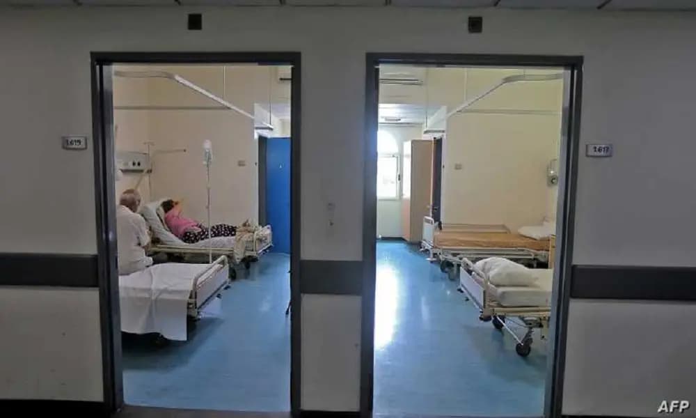 شهادات حيّة... مرضى يروون معاناتهم على أبواب المستشفيات وداخلها