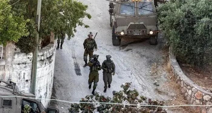 الاحتلال يحتجز طاقم إسعاف.. وهذا ما فعله