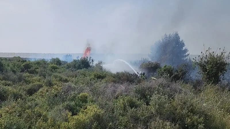 نجاة فريق "إطفاء" من استهداف العدو