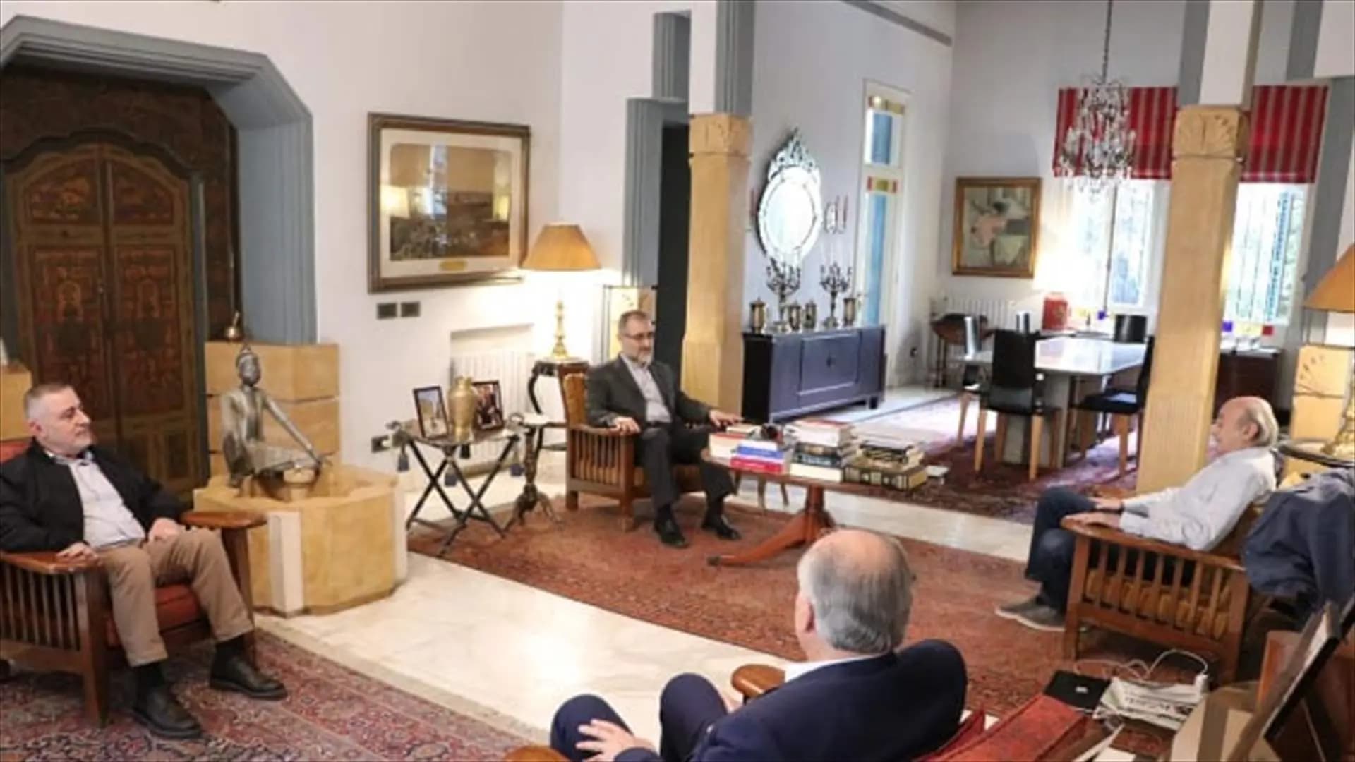 وفدٌ من الحزب يزور جنبلاط في كليمنصو
