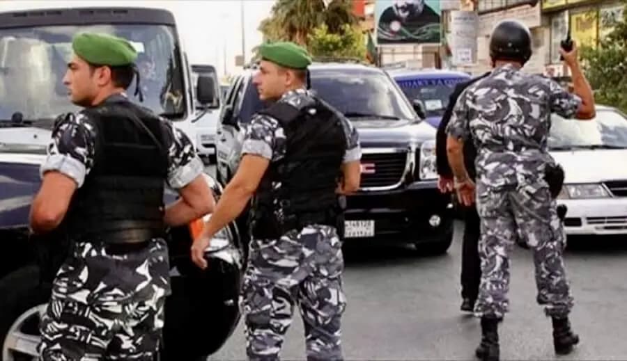 "يوهم الناس بالسفر" والقوى الأمنية توقفه