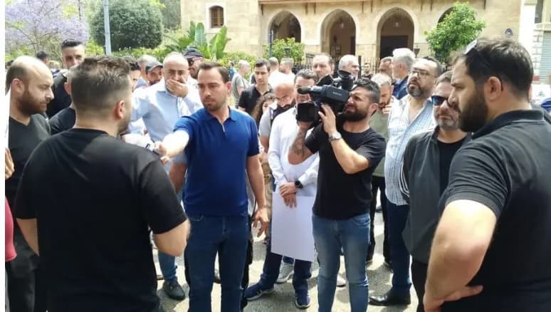"أمام الوزارة"..موظفي المعاينة الميكانيكية ينفذون اعتصامًا
