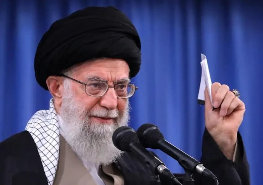 المرشدُ الإيرانيُّ: العدوُّ يأملُ إحداثَ مواجهةٍ بين الشّعبِ والنظامِ في إيران عبر أسلوبِ الاحتجاجاتِ