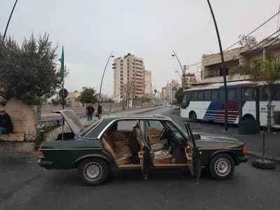 سائقو سيارات أجرةٍ يُقفلون الطريقَ في شارع رياض الصلح في صيدا احتجاجًا على تردّي أوضاعهم الاجتماعية.