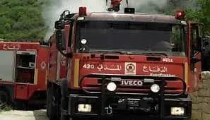 جنود العدو يرهّبون عناصر الدفاع المدني، أثناء إخمادهم حريق قرب الخط الشائك