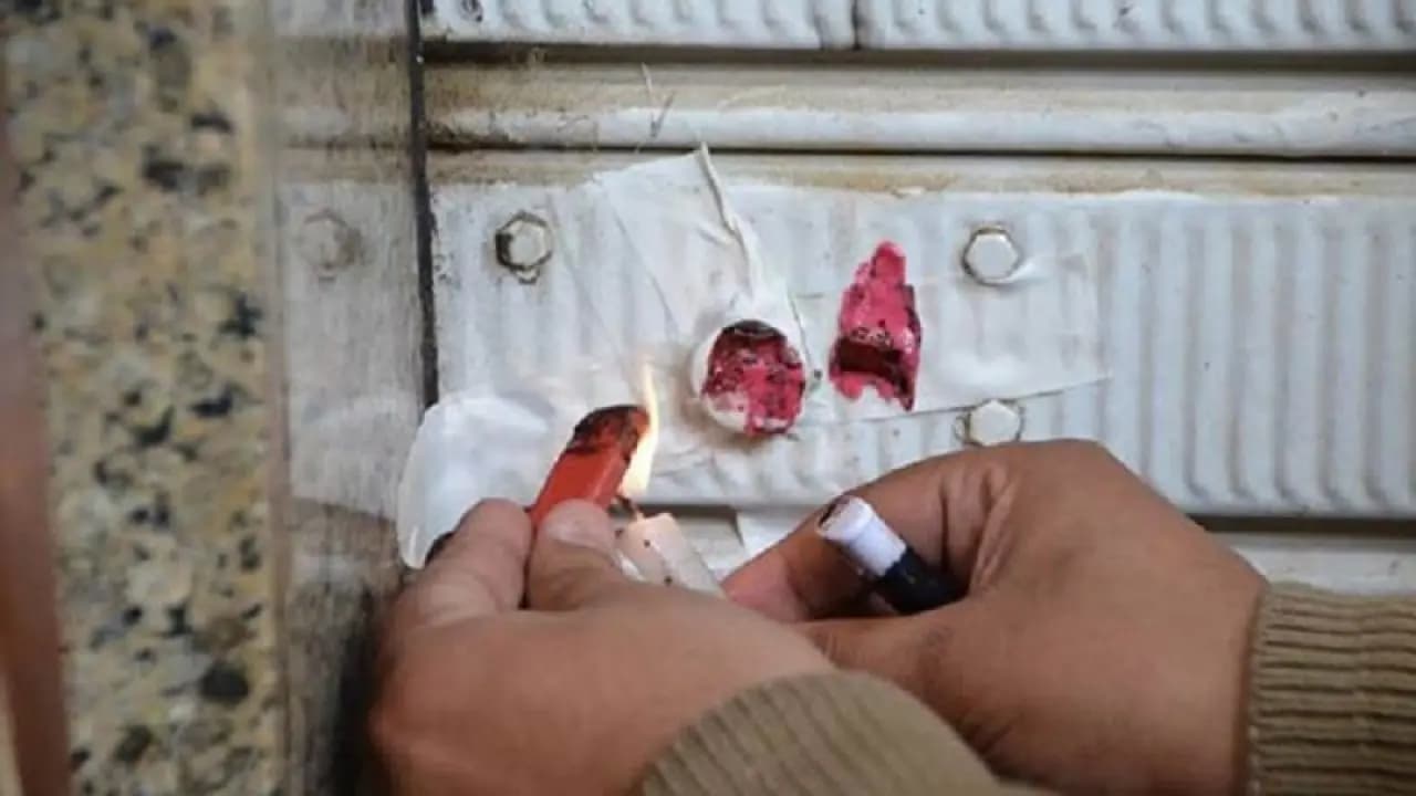 "يعملون بشكل غير قانوني".. والأمن يوقفهم