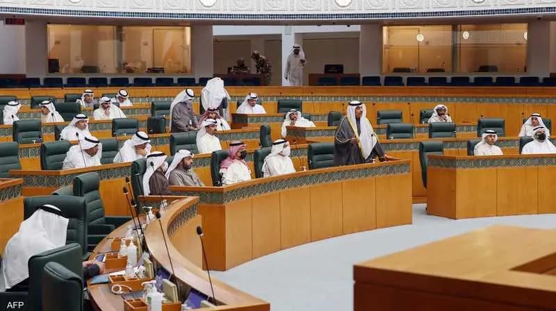 أمير الكويت يحل مجلس الأمة ويعلق بعض بنود الدستور