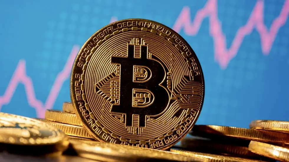 "بعد أسوأ أداء شهري منذ 2022".. "بيتكوين" تقلص خسائرها