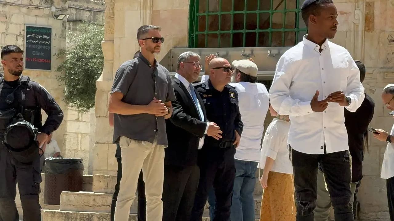 بن غفير يقتحم ساحات الأقصى