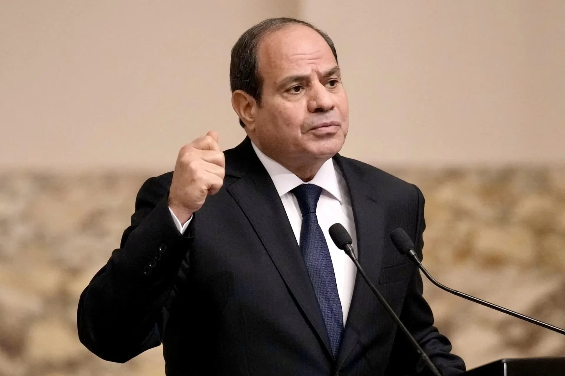 السيسي يدعو لاحتواء الموقف ووقف الحرب في غزة