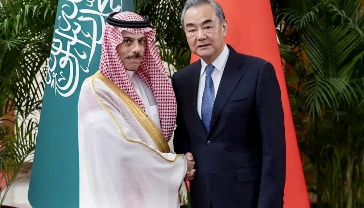 "لتكثيف التنسيق الثنائي".. بن فرحان يلتقي "وانغ يي"